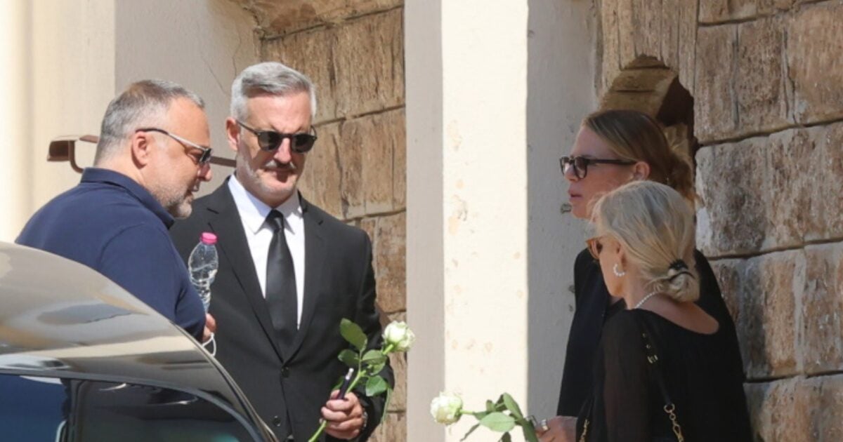 Έλενα Κατραβά στην κηδεία του Λορέντζο Καριέρε με λευκό τριαντάφυλλο στο χέρι