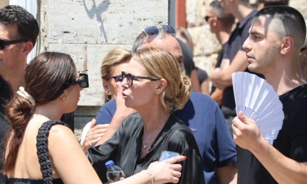 Κηδεία Λορέντζο Καριέρε: Ο γιος του στον επικήδειο λόγο – «Μου είχες υποσχεθεί ότι θα κακομάθεις τα εγγόνια σου»