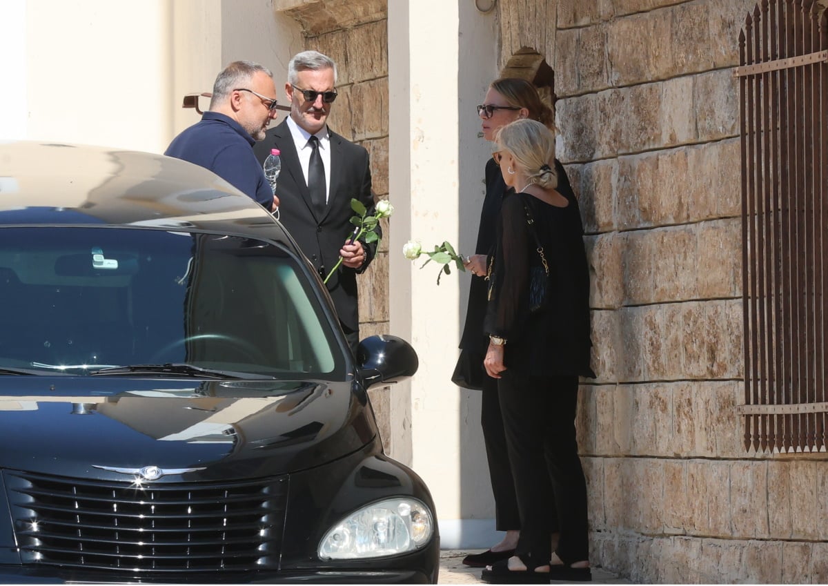 Έλενα Κατραβά στην κηδεία του Λορέντζο Καριέρε με λευκό τριαντάφυλλο στο χέρι