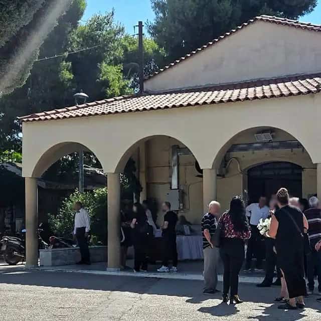 Κηδεία του Σταύρου Γεωργίου: Οι κόρες του δεν άντεξαν τη συγκίνηση – «Σεβαστείτε μας»