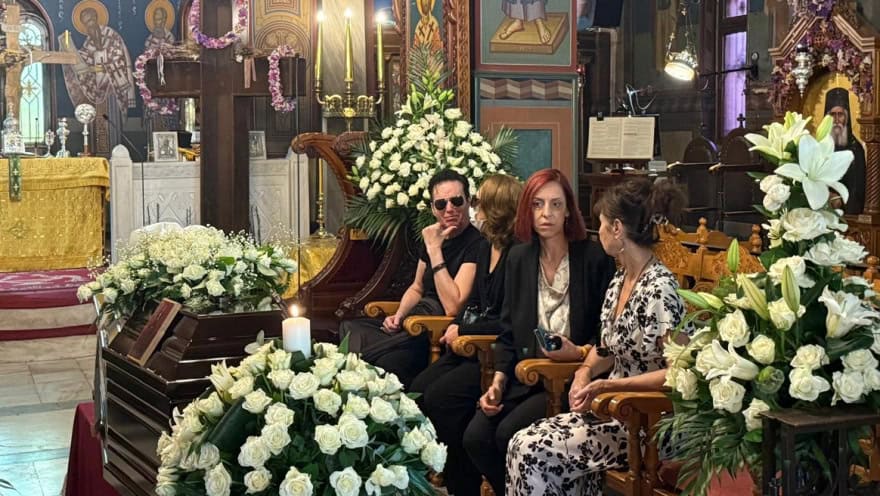 Τελευταίο αντίο στη Μαίρη Λίντα: Γιατί κρύβεται με μάσκα η κόρη της; (φωτογραφίες)