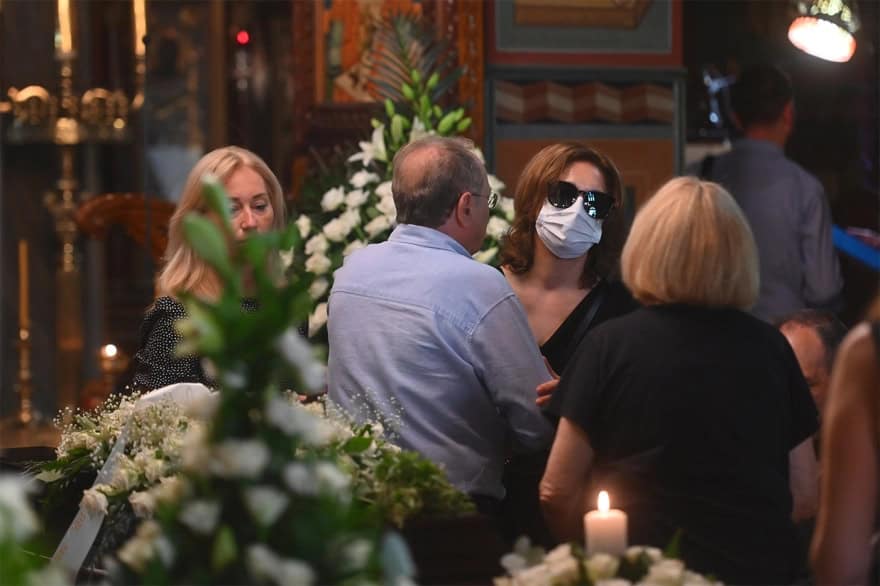 Τελευταίο αντίο στη Μαίρη Λίντα: Γιατί κρύβεται με μάσκα η κόρη της; (φωτογραφίες)