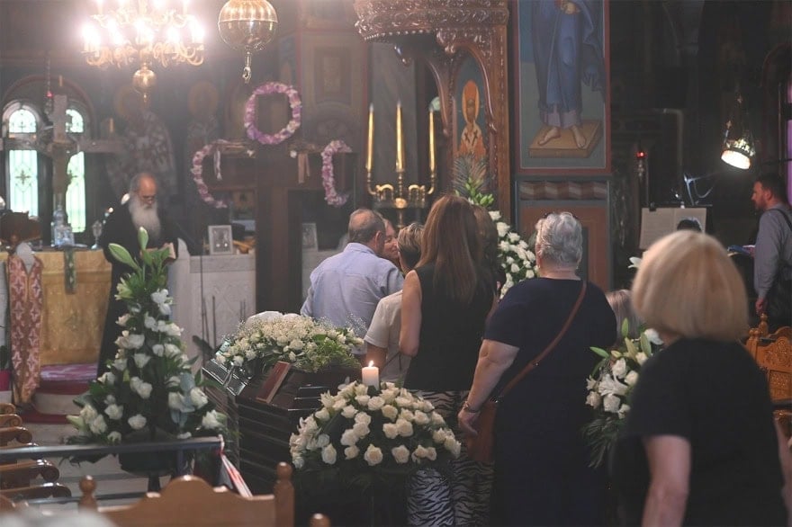 Τελευταίο αντίο στη Μαίρη Λίντα: Γιατί κρύβεται με μάσκα η κόρη της; (φωτογραφίες)