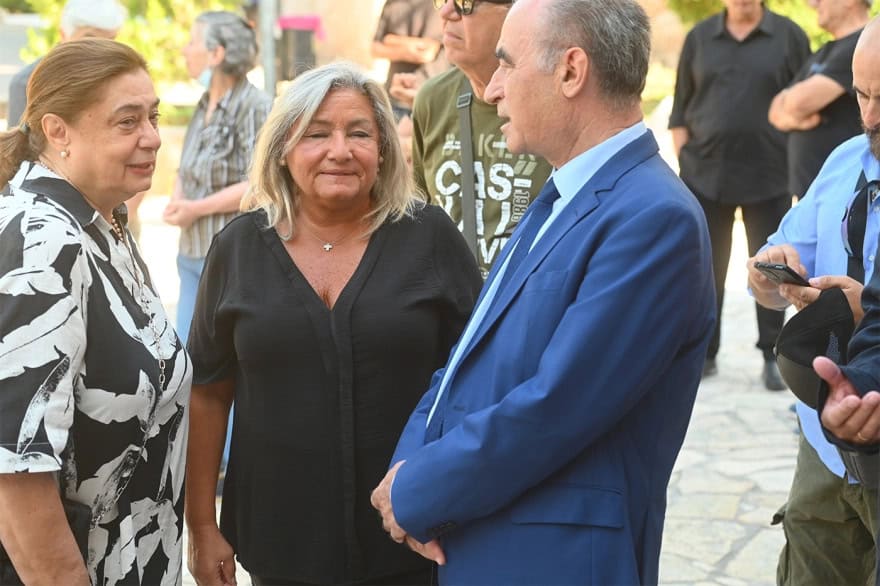 Τελευταίο αντίο στη Μαίρη Λίντα: Γιατί κρύβεται με μάσκα η κόρη της; (φωτογραφίες)
