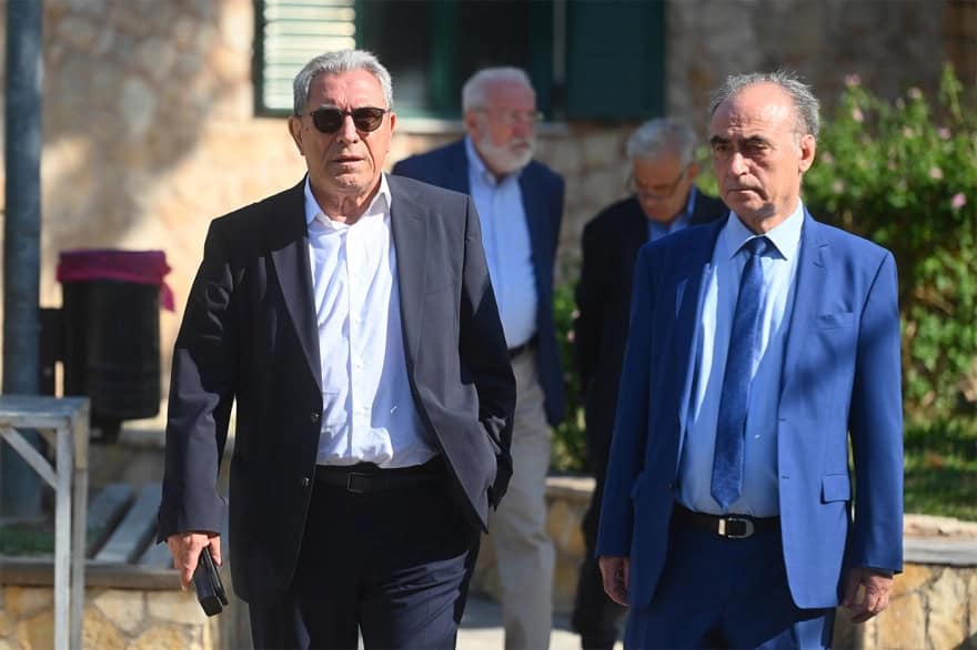 Τελευταίο αντίο στη Μαίρη Λίντα: Γιατί κρύβεται με μάσκα η κόρη της; (φωτογραφίες)