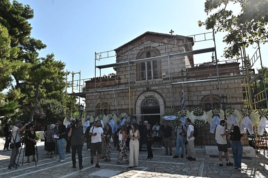 Τελευταίο αντίο στη Μαίρη Λίντα: Γιατί κρύβεται με μάσκα η κόρη της; (φωτογραφίες)