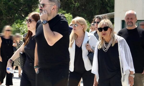 Τζένη Ζαχαροπούλου: Η κηδεία της ηθοποιού σε κλίμα συγκίνησης – Τα δάκρυα της κόρης της