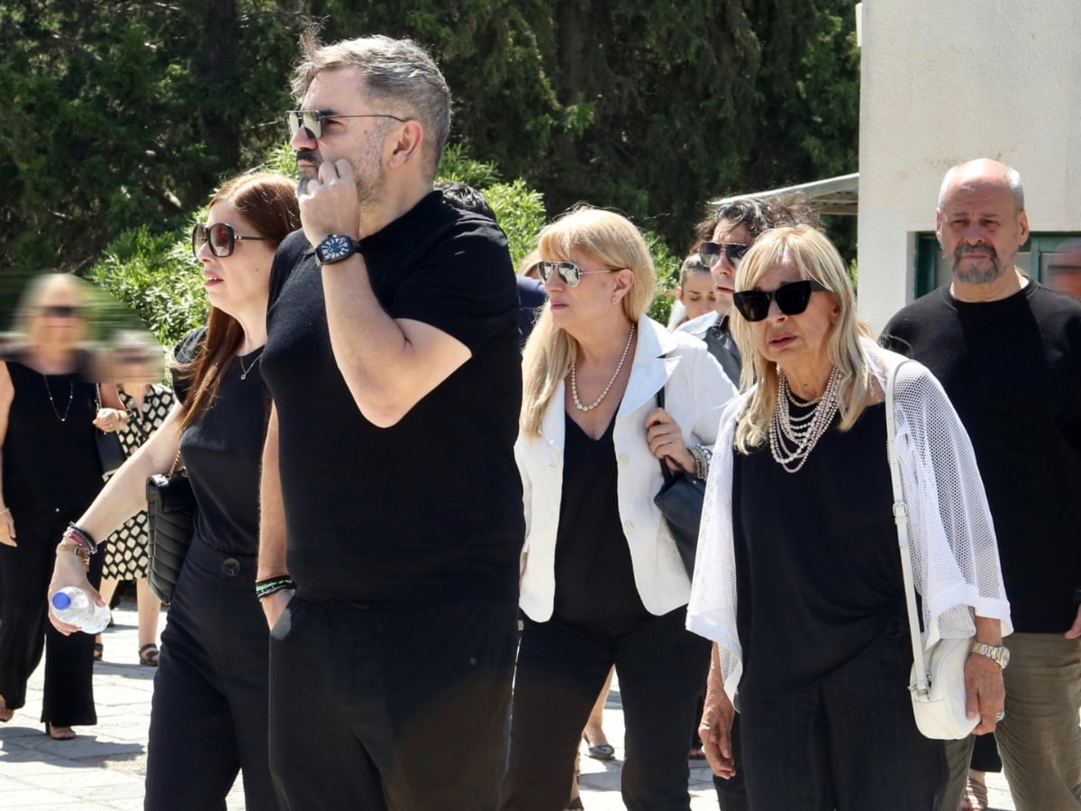 Τζένη Ζαχαροπούλου: Η κηδεία της ηθοποιού σε κλίμα συγκίνησης – Τα δάκρυα της κόρης της