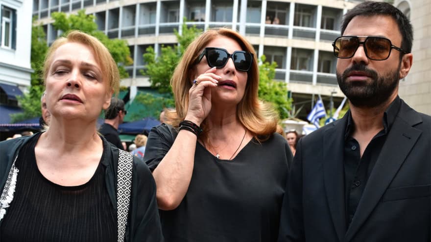 Το μεταφυσικό σημάδι πάνω από το φέρετρο της Κοντού: Τι συνέβη τη στιγμή που την έβαζαν στο χώμα