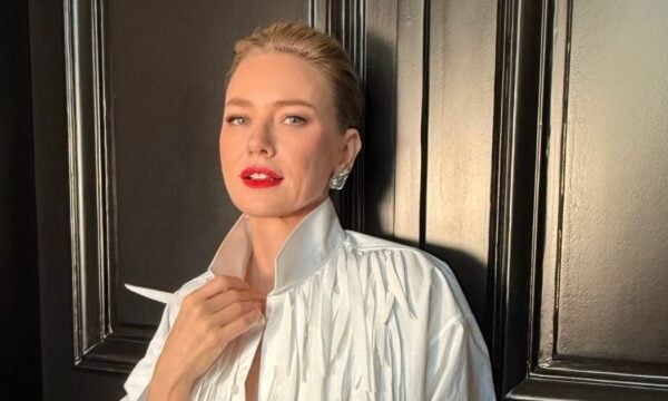 Naomi Watts: Κόκκινο κραγιόν με φούξια υποτόνους, η καλοκαιρινή πρόταση