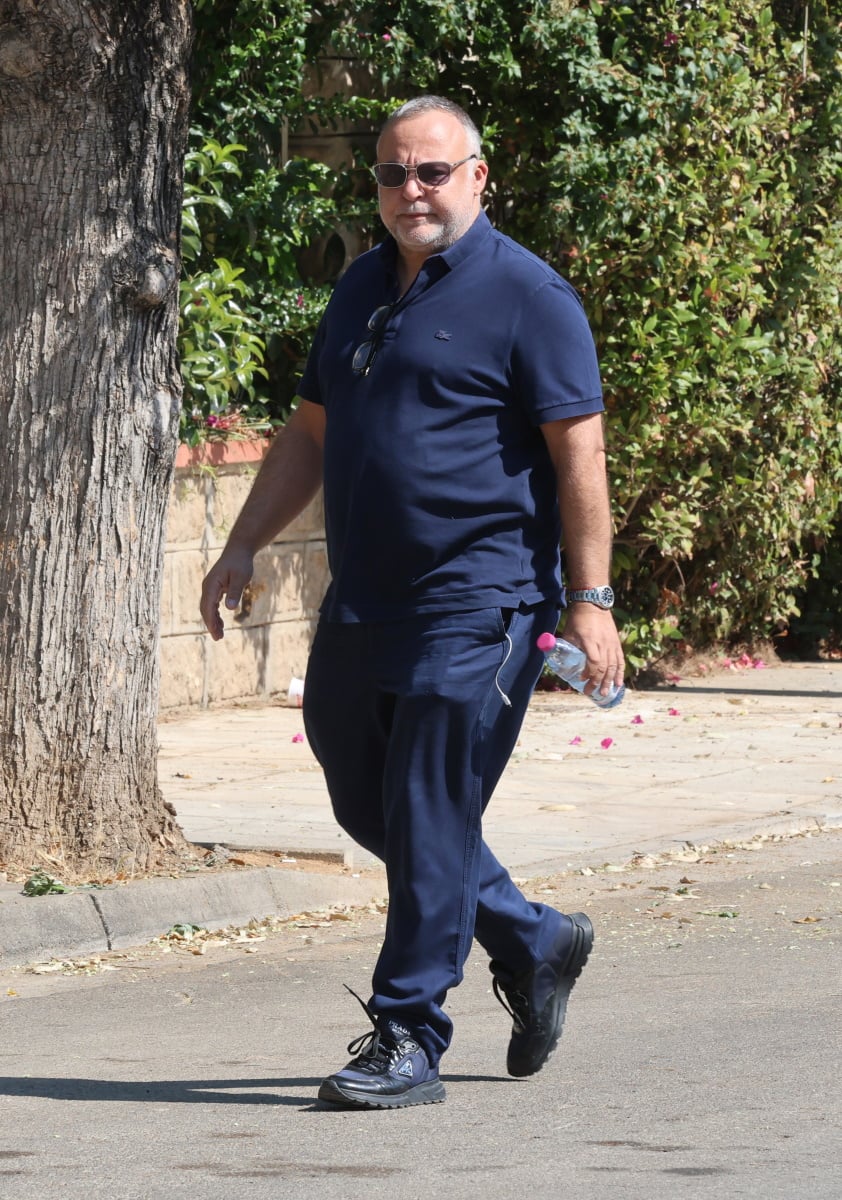 Έλενα Κατραβά στην κηδεία του Λορέντζο Καριέρε με λευκό τριαντάφυλλο στο χέρι