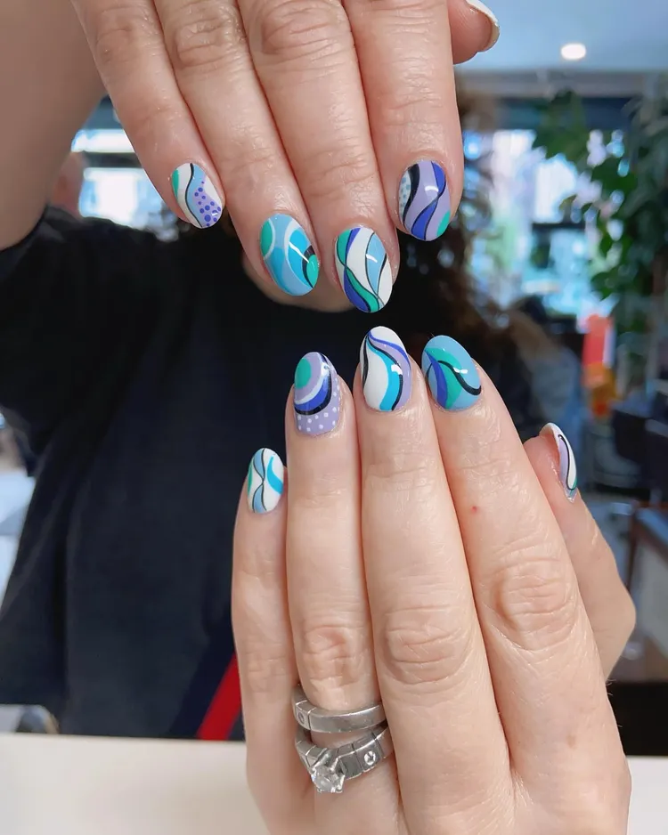 Pucci nails: Τα iconic prints που χαρίζουν στο μανικιούρ ρετρό πινελιά