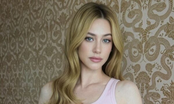 Lily Reinhart: Το soft pink look είναι ο πιο φρέσκος τρόπος να υιοθετήσεις το ροζ χρώμα στο μακιγιάζ
