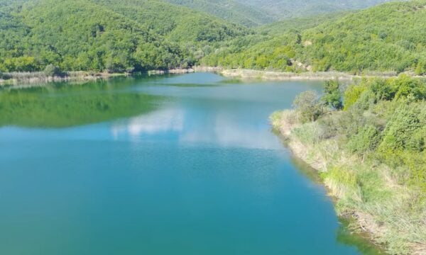 Η λίμνη που μοιάζει καθρέφτης του ουρανού και η πανέμορφη κωμόπολη, 1 ώρα και 18 λεπτά από τη Θεσσαλονίκη