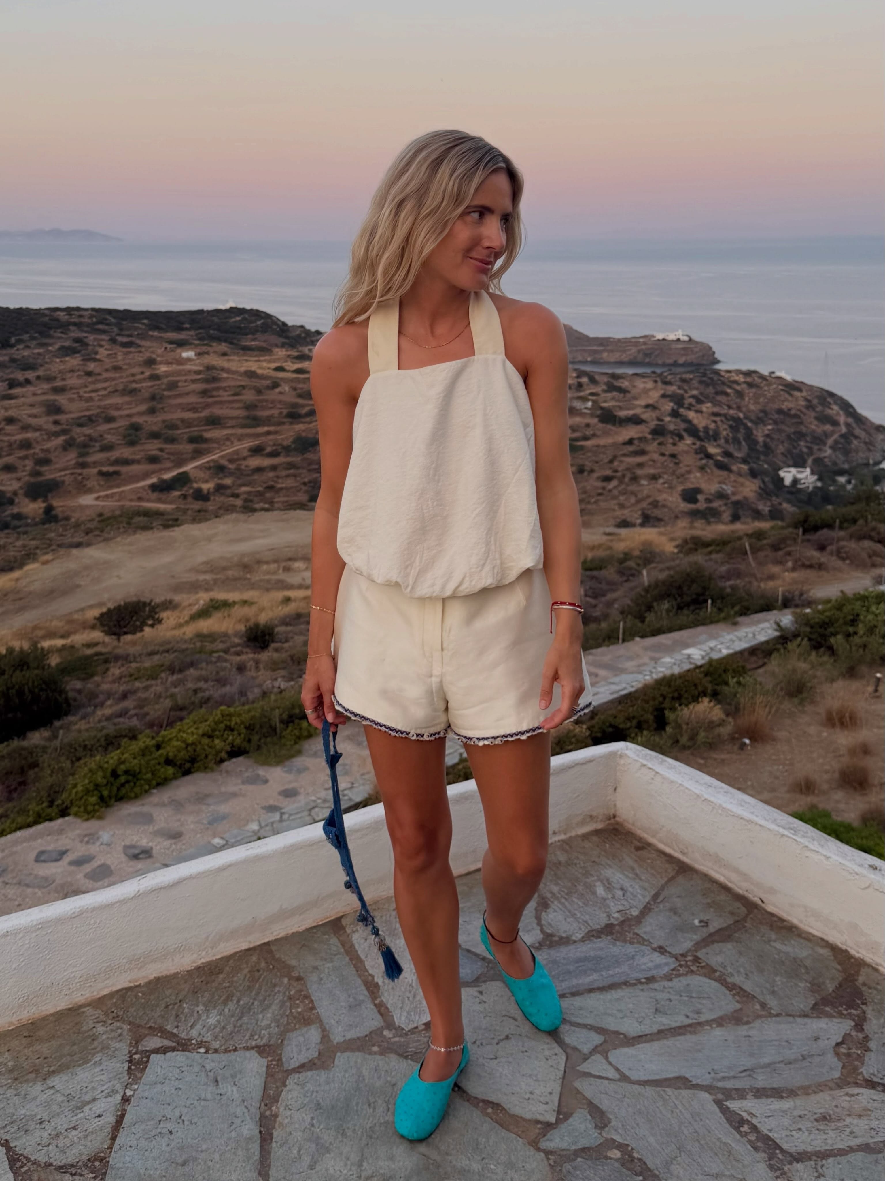 Διακοπές στα ελληνικά νησιά: Τι βάζει στην βαλίτσα της μία influencer για island style