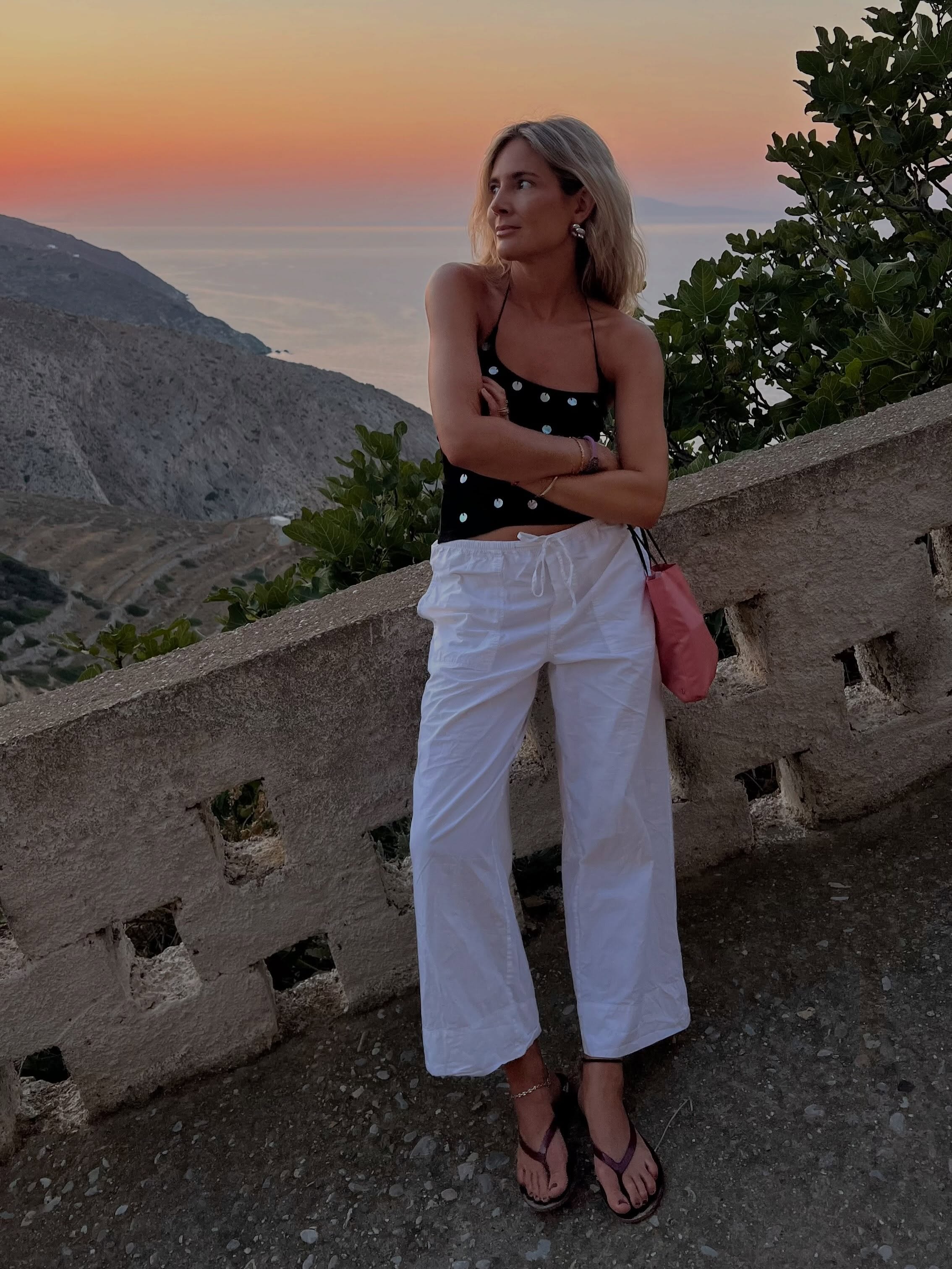 Διακοπές στα ελληνικά νησιά: Τι βάζει στην βαλίτσα της μία influencer για island style