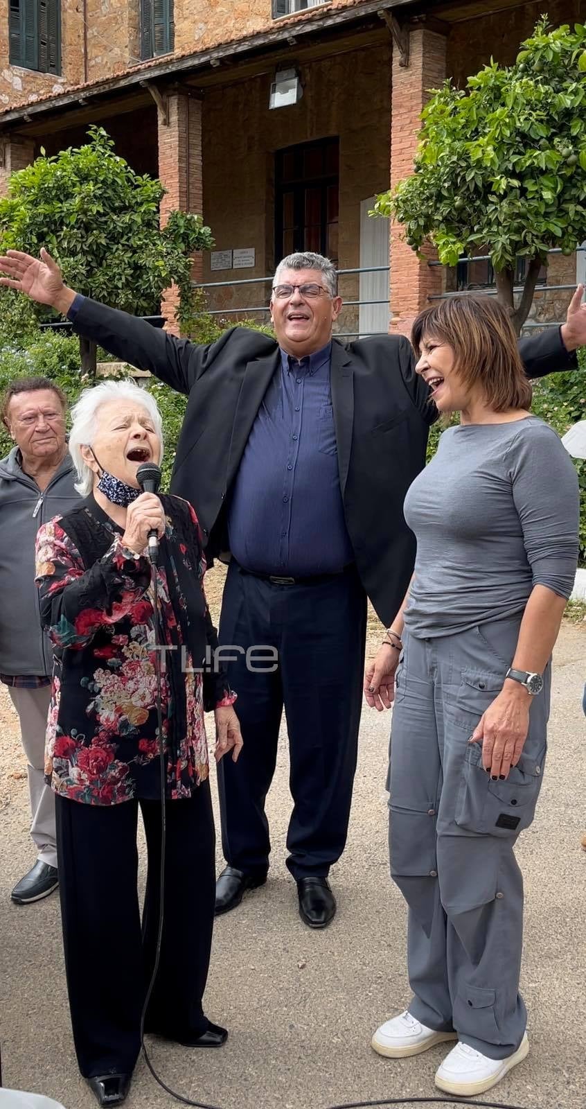 Μαίρη Λίντα: Η στιγμή στο Γηροκομείο Αθηνών που είχε πιάσει ξανά το μικρόφωνο μετά από πολλά χρόνια