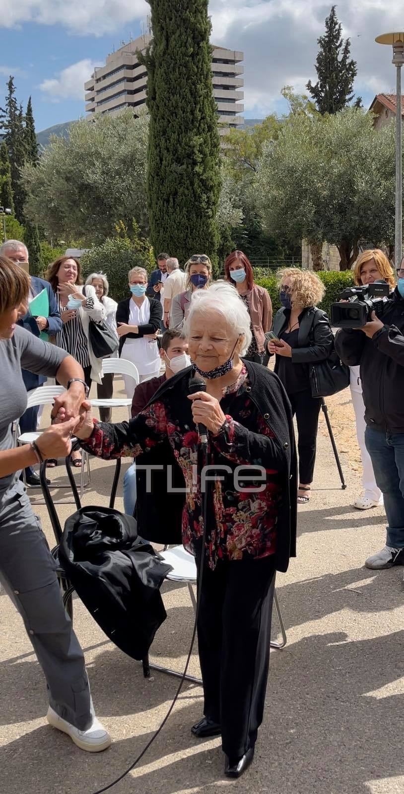 Μαίρη Λίντα: Η στιγμή στο Γηροκομείο Αθηνών που είχε πιάσει ξανά το μικρόφωνο μετά από πολλά χρόνια