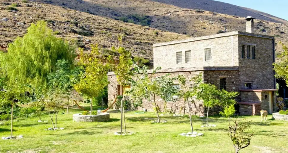 Μενεγάκη-Παντζόπουλος: Η περιουσία εκατομμυρίων που έχουν στα Άχλα και ο όρος για τη μικρή Μαρίνα σε περίπτωση διαζυγίου
