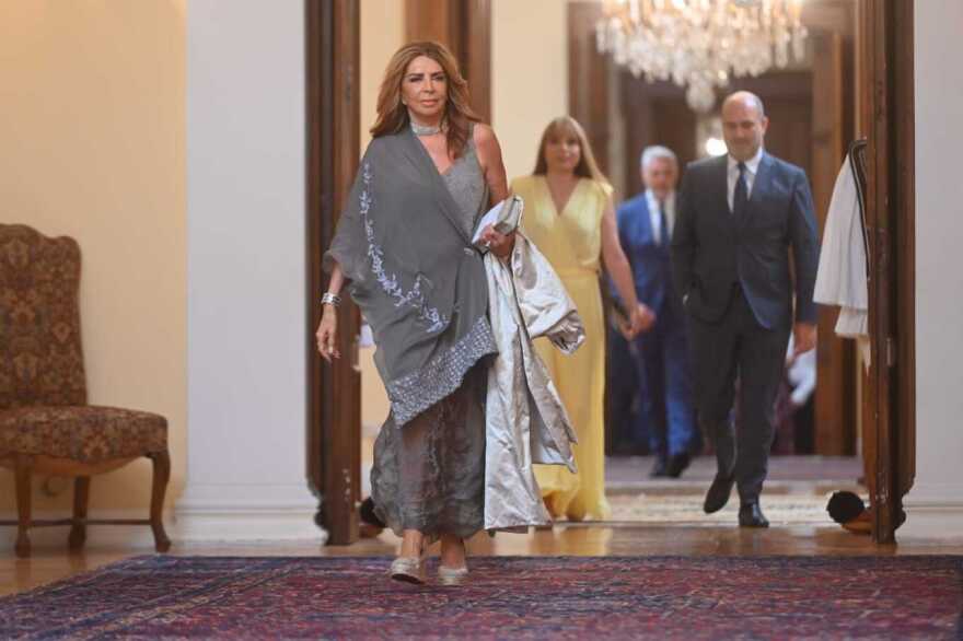 Προεδρικό Μέγαρο: Οι κυρίες που ψήφισαν κλασικό μαύρο, οι «ρομαντικές» επιλογές και τα βατερλό