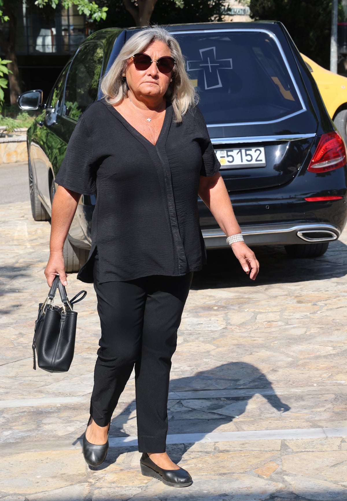 Κηδεία Μαίρης Λίντα: Η κόρη της στο τελευταίο αντίο – Οι εικόνες από το Γηροκομείο Αθηνών