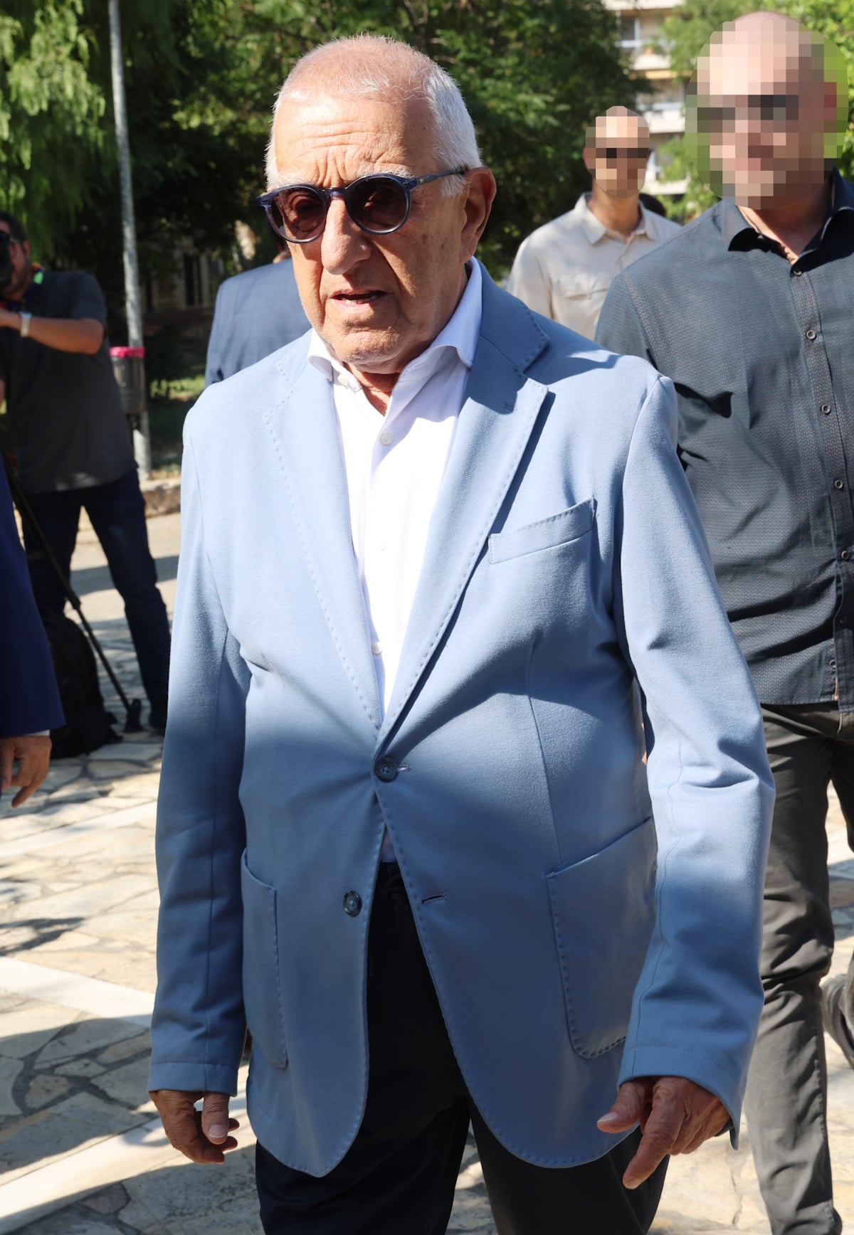 Κηδεία Μαίρης Λίντα: Η κόρη της στο τελευταίο αντίο – Οι εικόνες από το Γηροκομείο Αθηνών