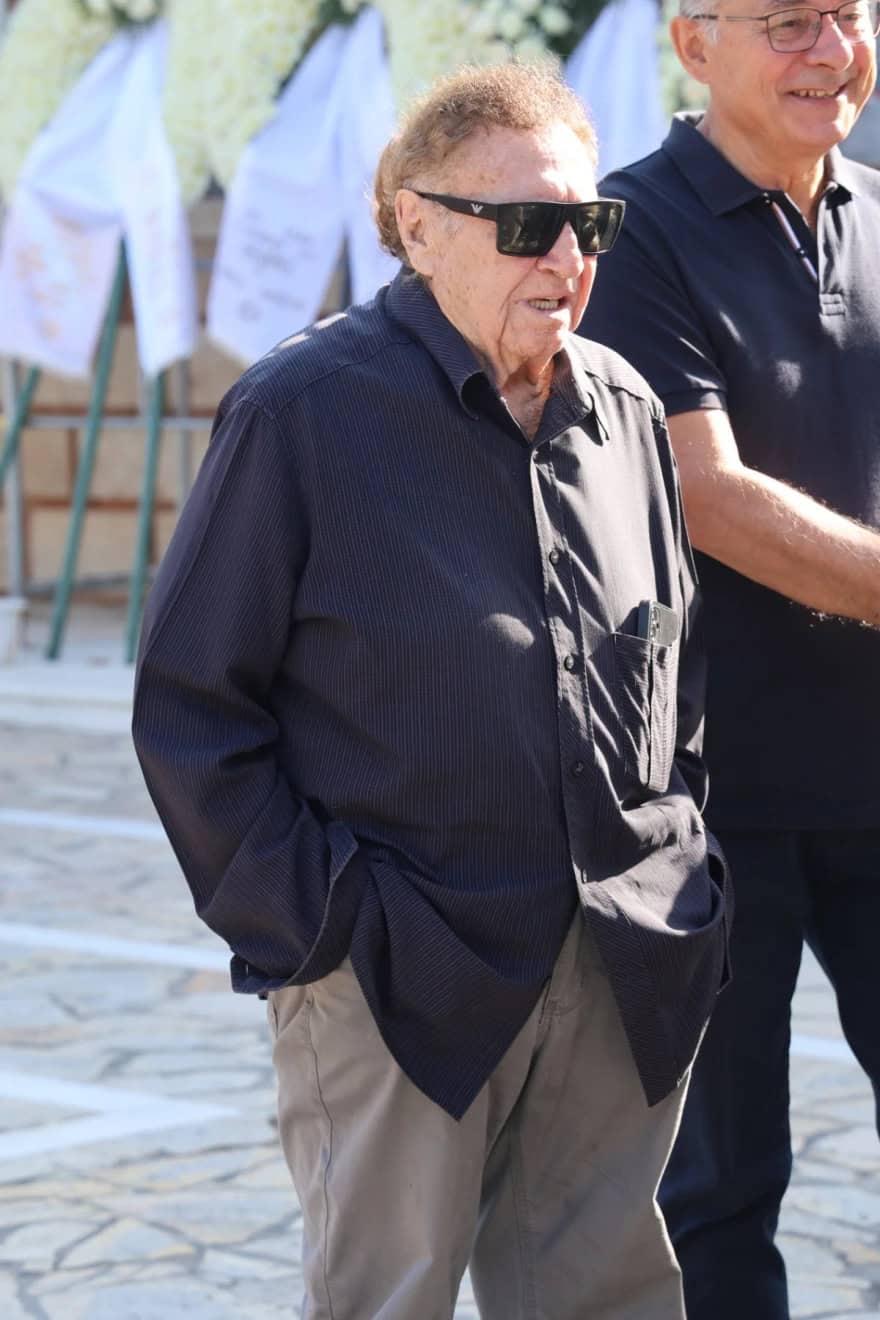 Τελευταίο αντίο στη Μαίρη Λίντα: Γιατί κρύβεται με μάσκα η κόρη της; (φωτογραφίες)