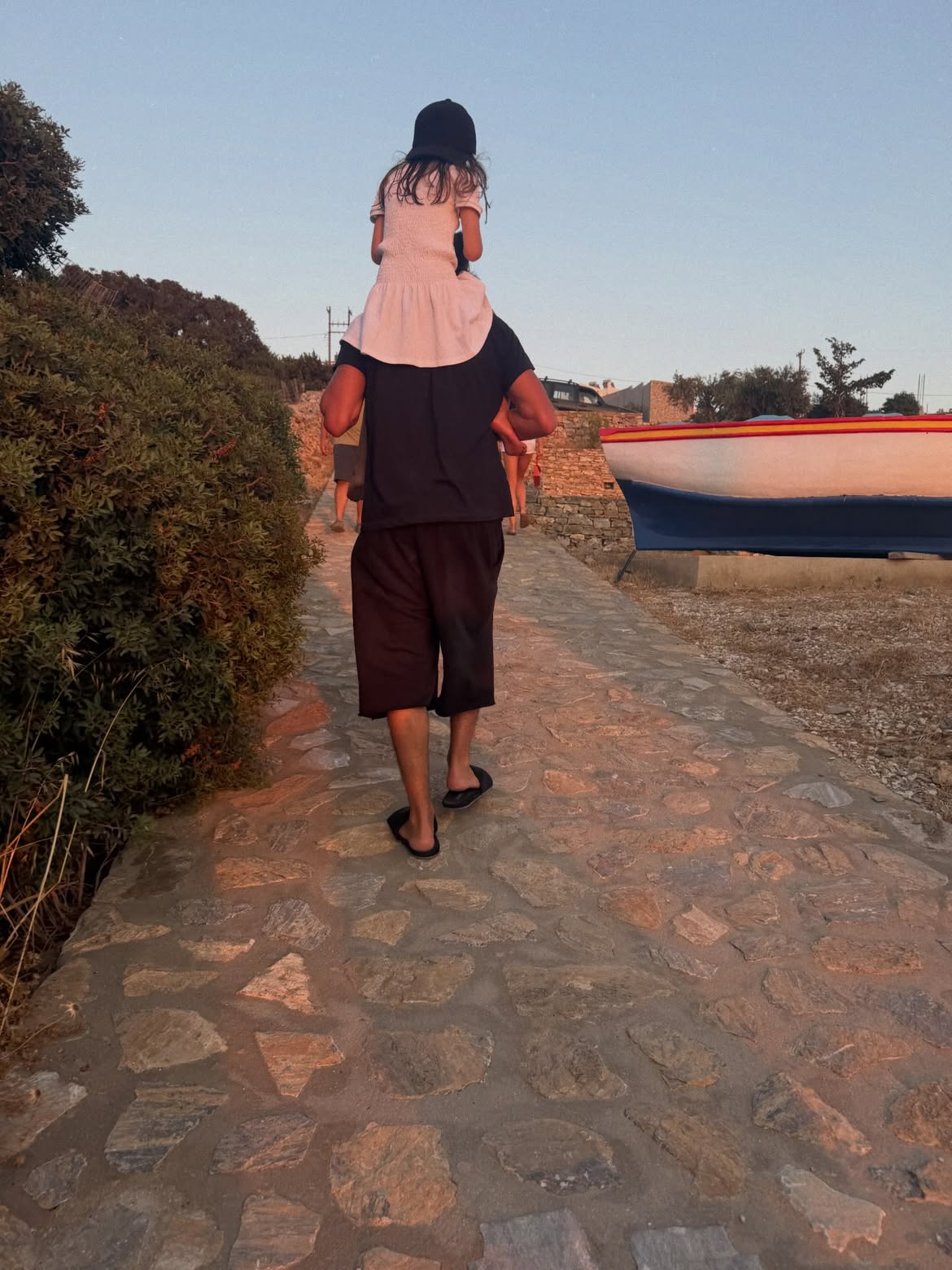 Δούκισσα Νομικού – Δημήτρης Θεοδωρίδης: Οικογενειακές διακοπές με τα παιδιά τους στη Σχοινούσα – «Η Σχοινούσα είναι η αρχή και η συνέχεια της ζωής μου»