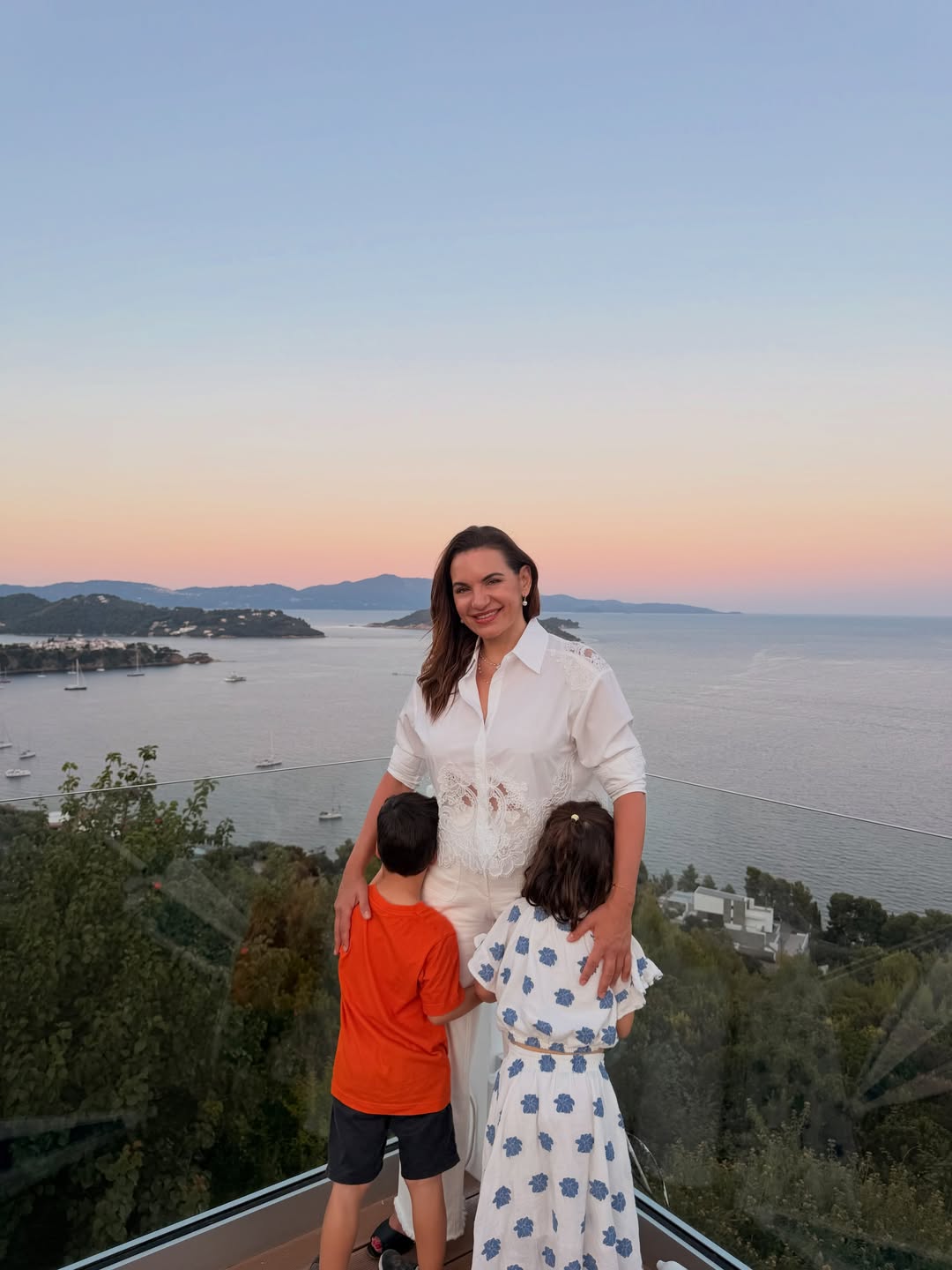 Όλγα Κεφαλογιάννη: Η σπάνια φωτογραφία με τα δίδυμα παιδιά της και το μήνυμα για την ονομαστική εορτή της