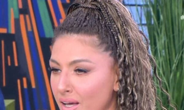 Έλενα Παπαρίζου: «Έχει χάρη που κρατούσα τον πατέρα μου γιατί ήθελε να τον δείρει, είναι η πρώτη φορά που το λέω»