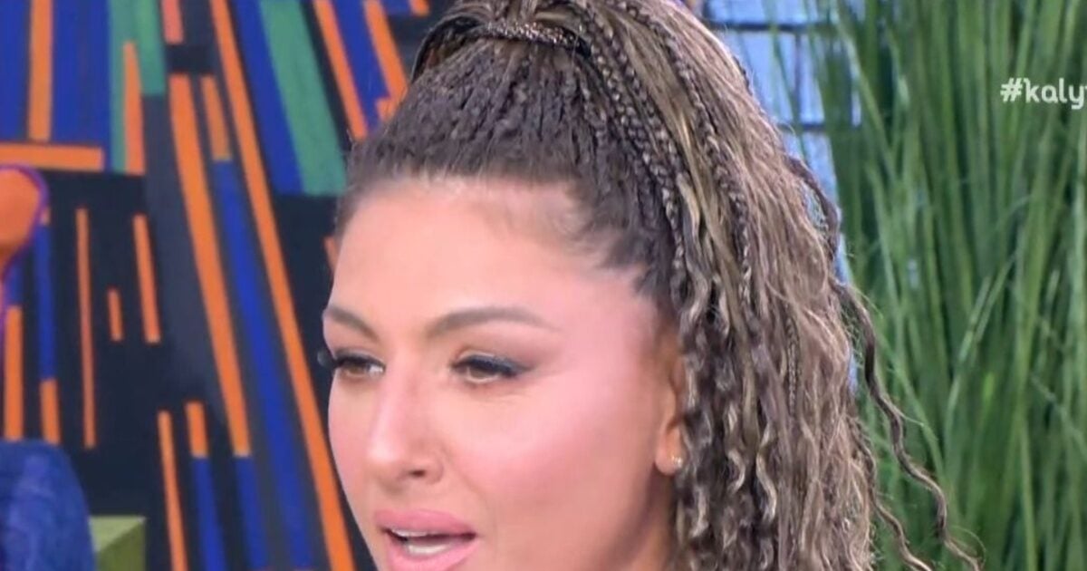 Έλενα Παπαρίζου: «Έχει χάρη που κρατούσα τον πατέρα μου γιατί ήθελε να τον δείρει, είναι η πρώτη φορά που το λέω»