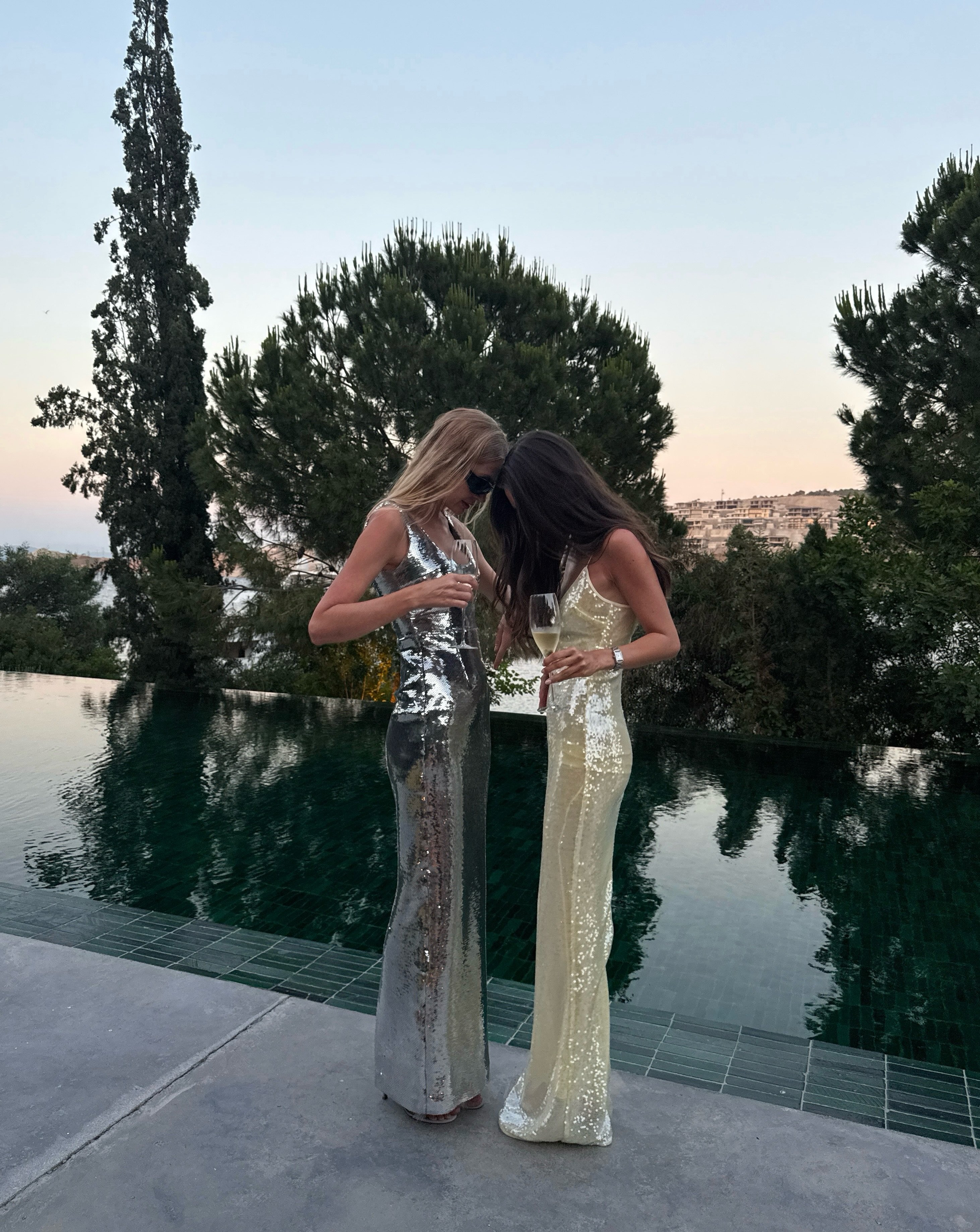 Καλεσμένη σε γάμο: Το κομψό φόρεμα παραμένει ο διαχρονικός πρωταγωνιστής της βραδιάς