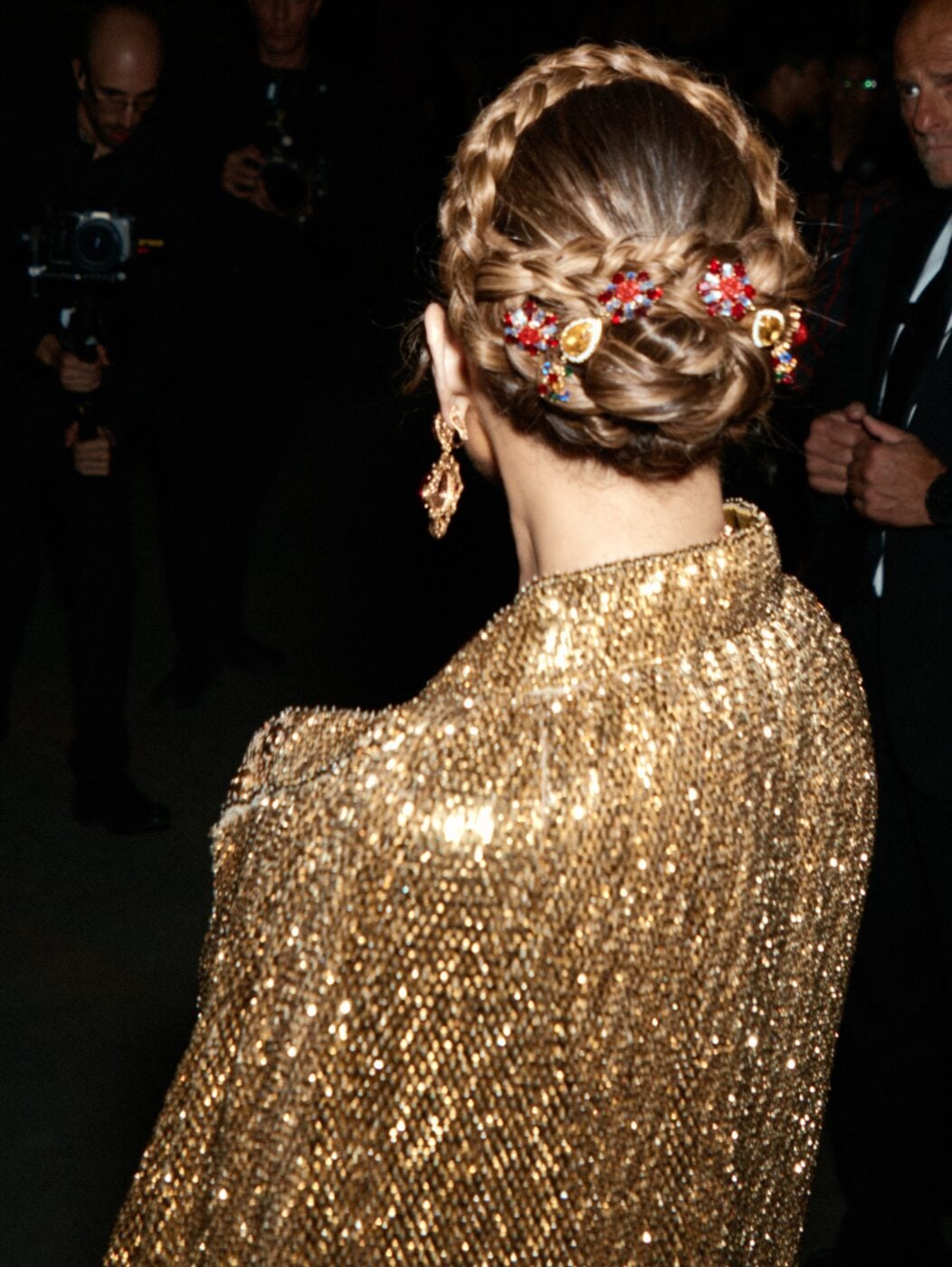 Jennifer Lopez στο show των Dolce & Gabbana υιοθέτησε glam romantic beauty look εμπνευσμένο από την ελληνική μυθολογία