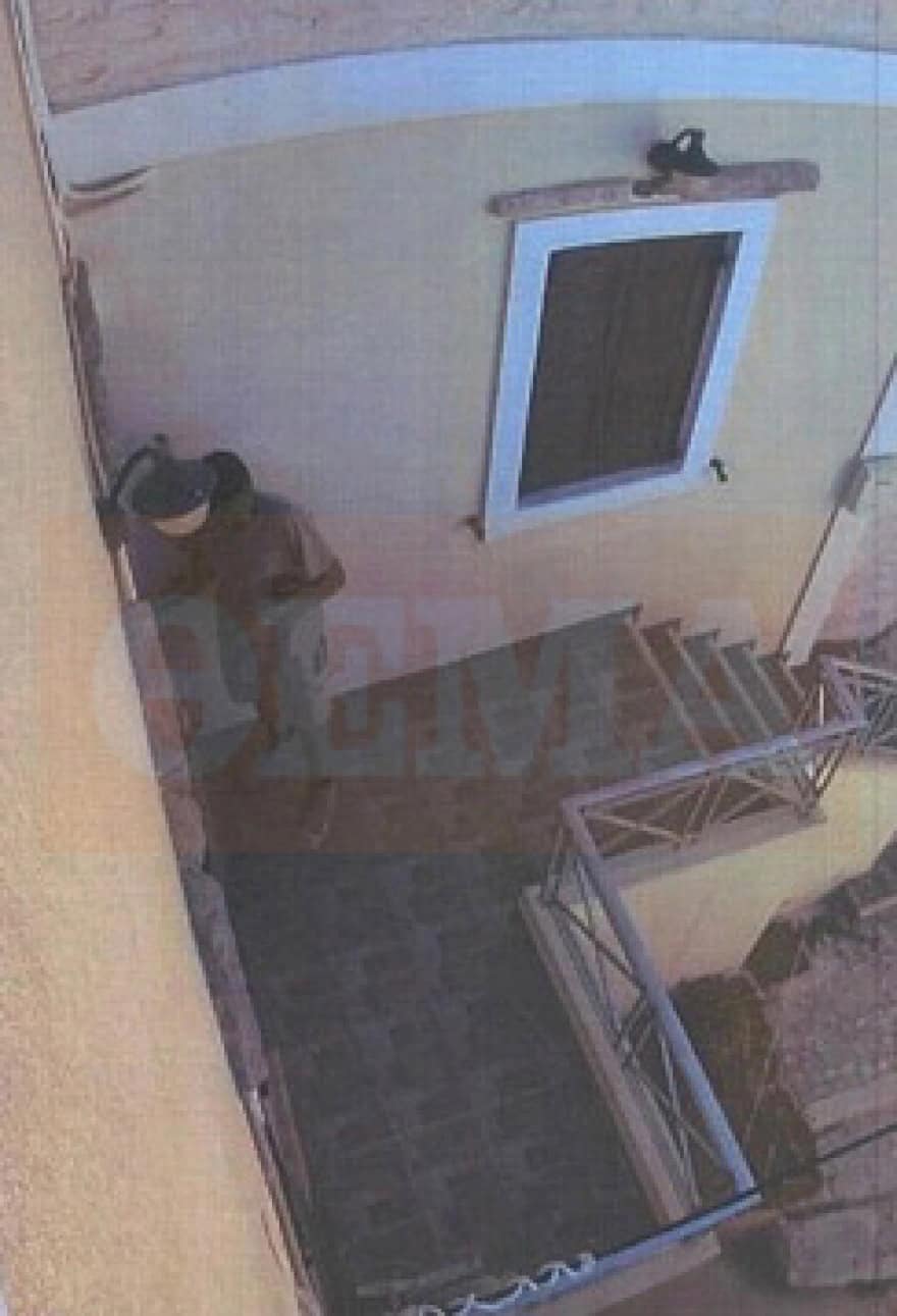 Βίντεο από τη Σύρο: Η 41χρονη εισβάλλει μεταμφιεσμένη στο σπίτι του ζευγαριού και ο άνδρας της πετάει καρέκλα