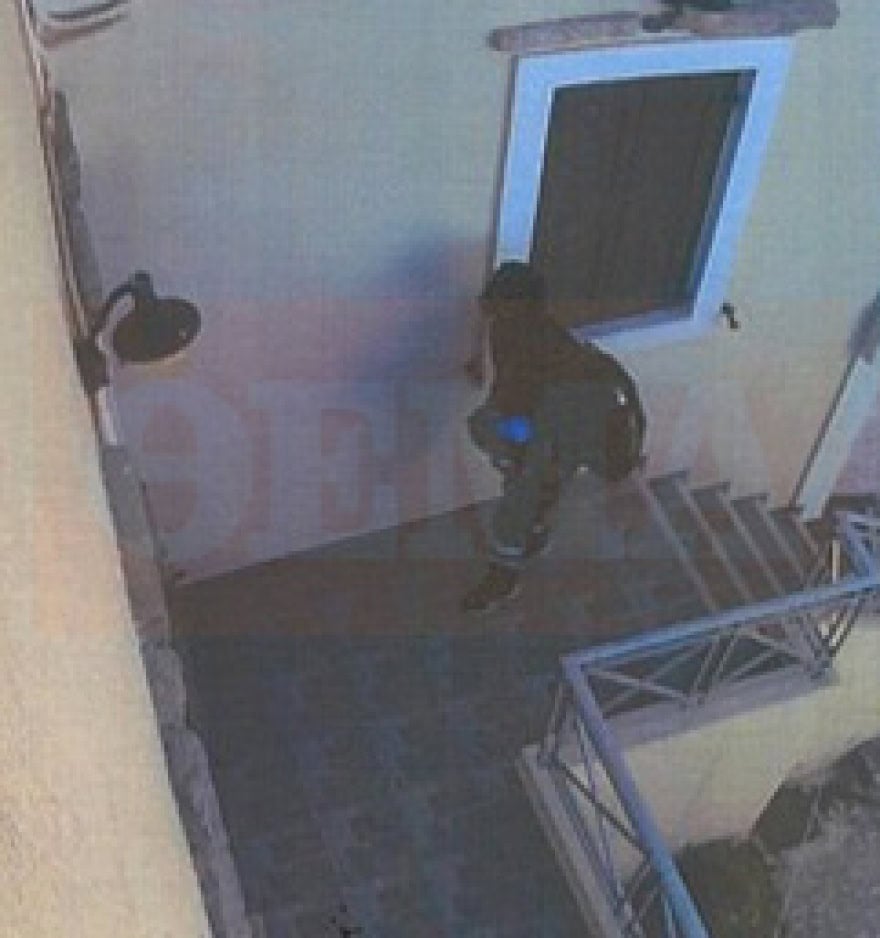 Βίντεο από τη Σύρο: Η 41χρονη εισβάλλει μεταμφιεσμένη στο σπίτι του ζευγαριού και ο άνδρας της πετάει καρέκλα