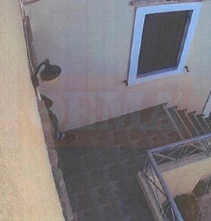 Βίντεο από τη Σύρο: Η 41χρονη εισβάλλει μεταμφιεσμένη στο σπίτι του ζευγαριού και ο άνδρας της πετάει καρέκλα