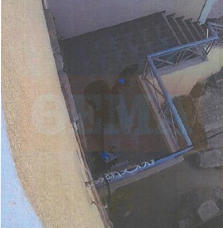 Βίντεο από τη Σύρο: Η 41χρονη εισβάλλει μεταμφιεσμένη στο σπίτι του ζευγαριού και ο άνδρας της πετάει καρέκλα