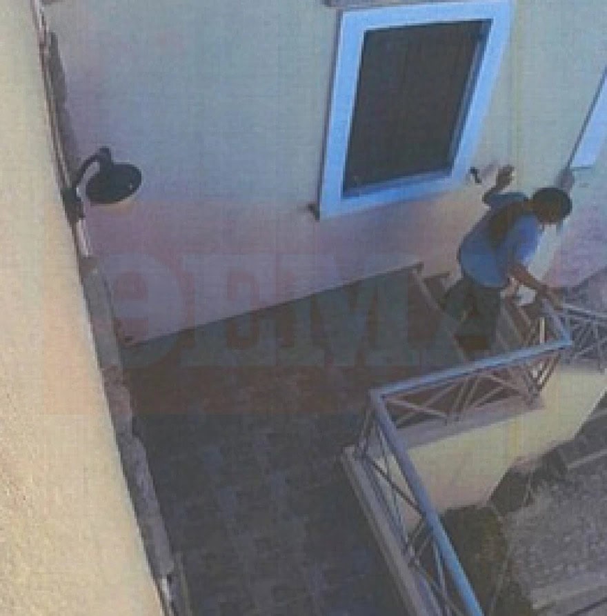 Βίντεο από τη Σύρο: Η 41χρονη εισβάλλει μεταμφιεσμένη στο σπίτι του ζευγαριού και ο άνδρας της πετάει καρέκλα