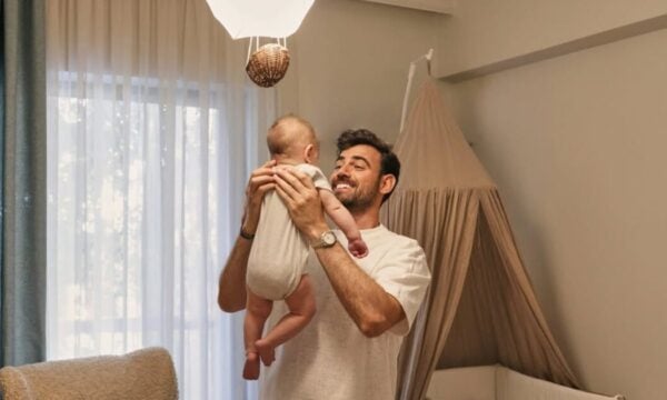 Νίκος Πολυδερόπουλος: Αγκαλιά με τον 5,5 μηνών γιο του στο παιδικό δωμάτιο