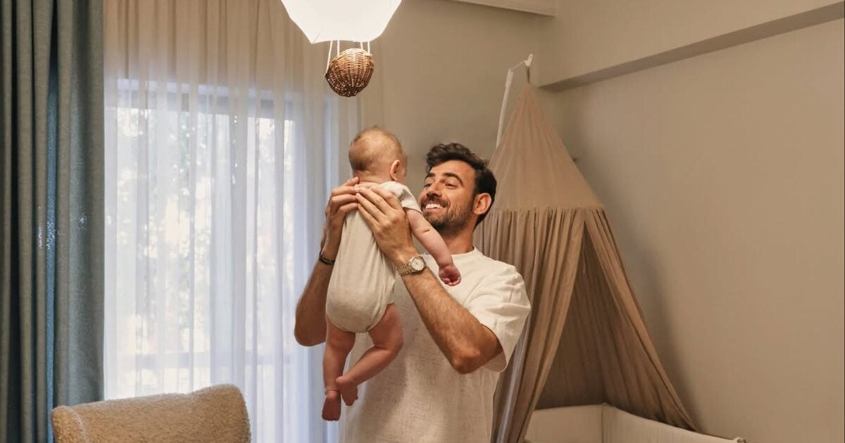 Νίκος Πολυδερόπουλος: Αγκαλιά με τον 5,5 μηνών γιο του στο παιδικό δωμάτιο