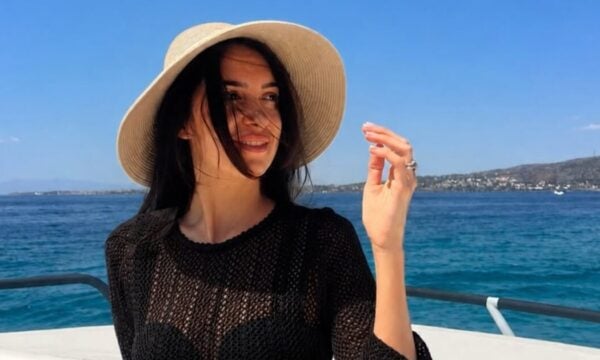 Άννα Πρέλεβιτς: Φωτογραφίζεται με μπικίνι 2,5 μήνες μετά τη γέννηση των διδύμων κοριτσιών της