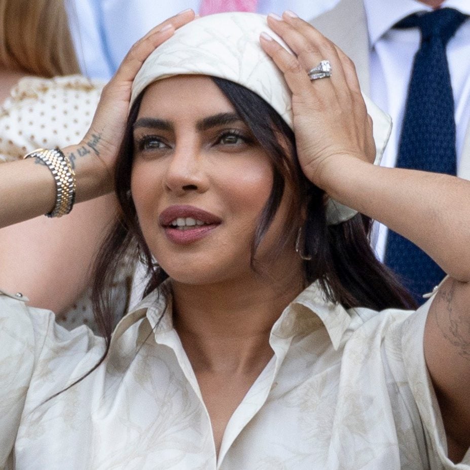 Priyanka Chopra και η επιστροφή της μπαντάνας: το αξεσουάρ που κυριαρχεί το 2026