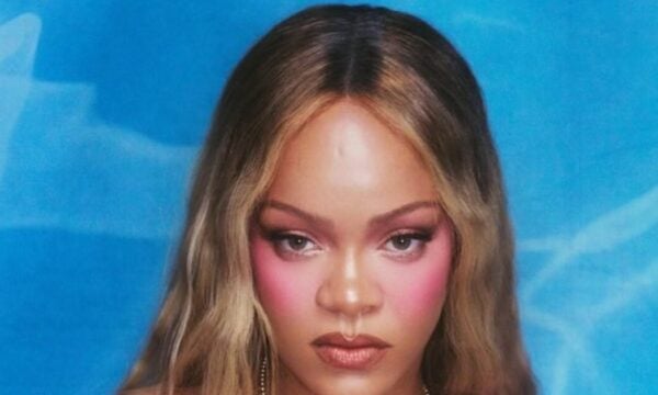 Rihanna με μακριά ξανθά mermaid waves και flash blush στην πιο ζωηρή ροζ απόχρωση