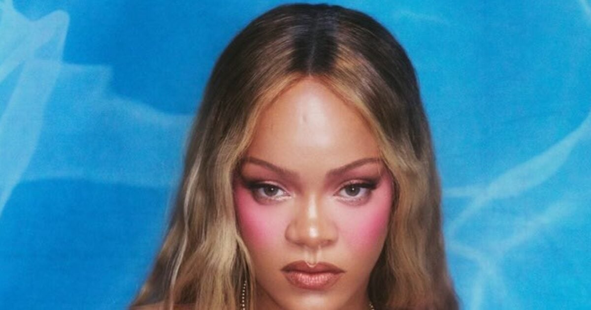 Rihanna με μακριά ξανθά mermaid waves και flash blush στην πιο ζωηρή ροζ απόχρωση