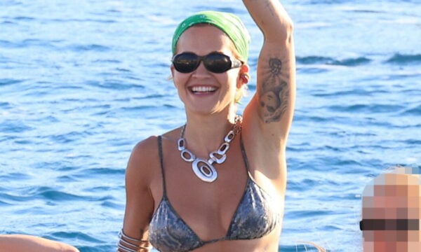 Rita Ora στη Μύκονο: Βόλτες με σκάφος και στιγμές χαλάρωσης