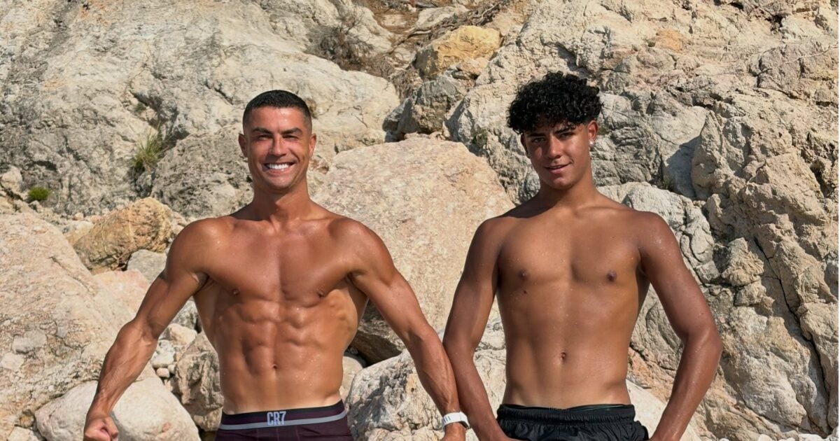 Κριστιάνο Ρονάλντο ποζάρει με τον 15χρονο γιο του στην παραλία και τον «τρολάρει» για τους κοιλιακούς του