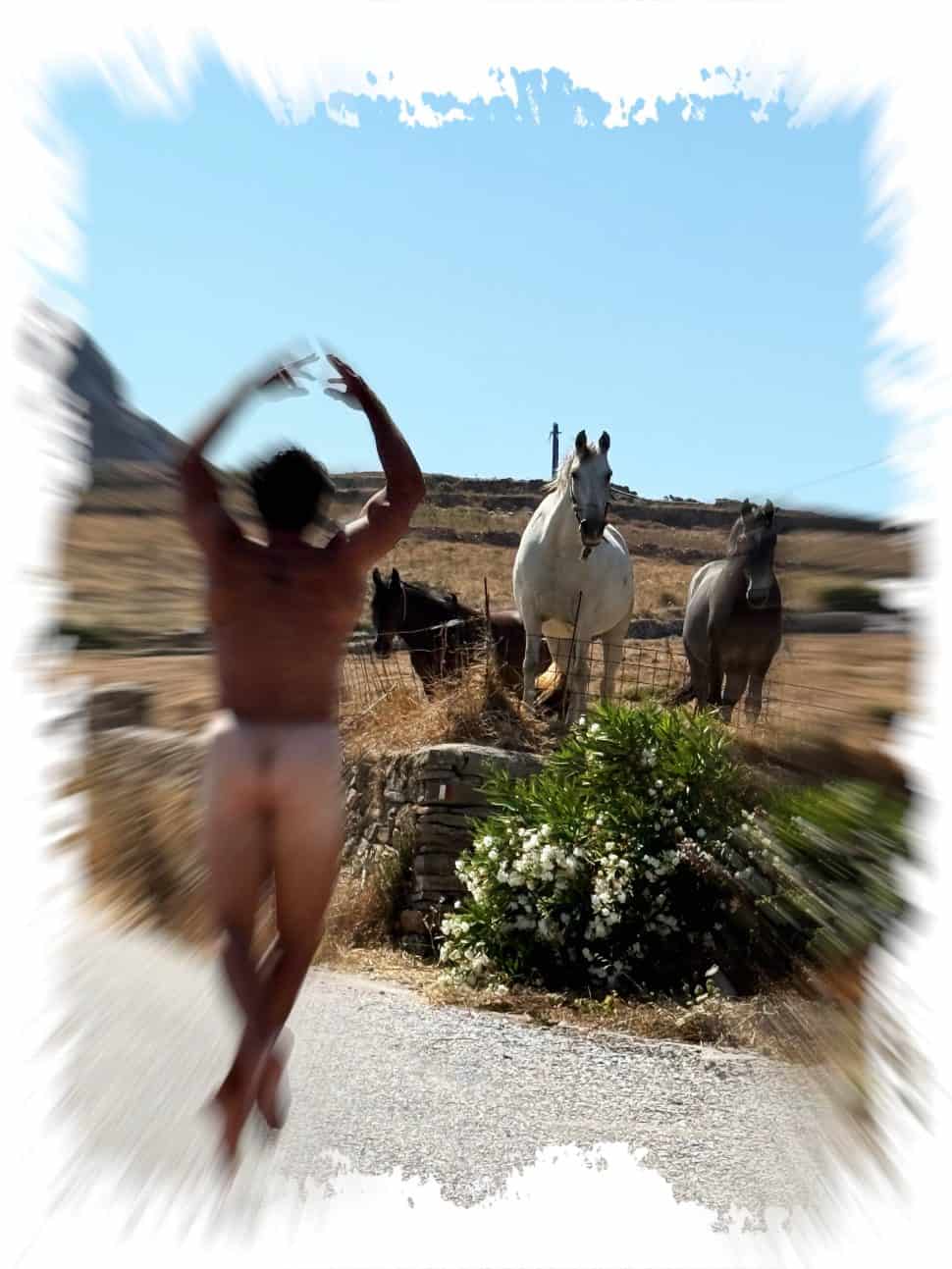 Αποστόλης Τότσικας: Αποκαλυπτικές φωτογραφίες του για πρώτη φορά γυμνός όπως τον γέννησε η μάνα του