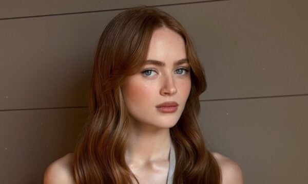 Sadie Sink: Ροδακινί αποχρώσεις και φυσική λάμψη στο μακιγιάζ της