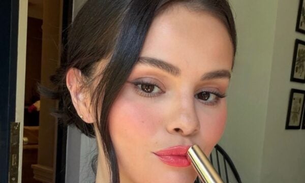 Selena Gomez: Πώς να υιοθετήσεις στο μακιγιάζ το κοραλλί χρώμα του καλοκαιριού
