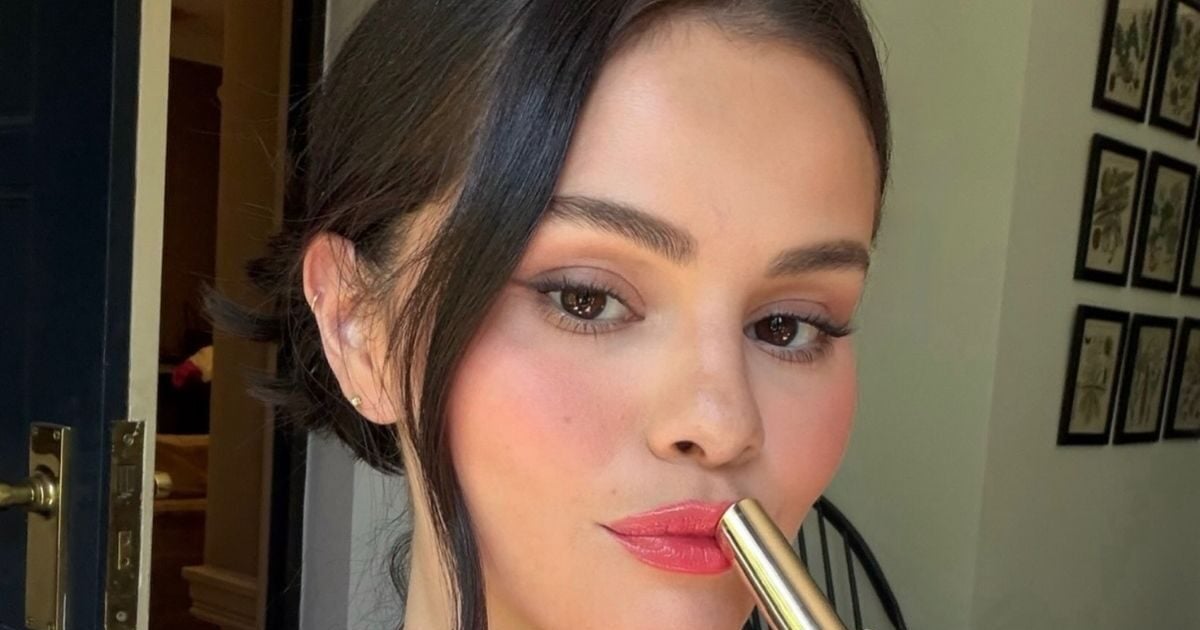 Selena Gomez: Πώς να υιοθετήσεις στο μακιγιάζ το κοραλλί χρώμα του καλοκαιριού